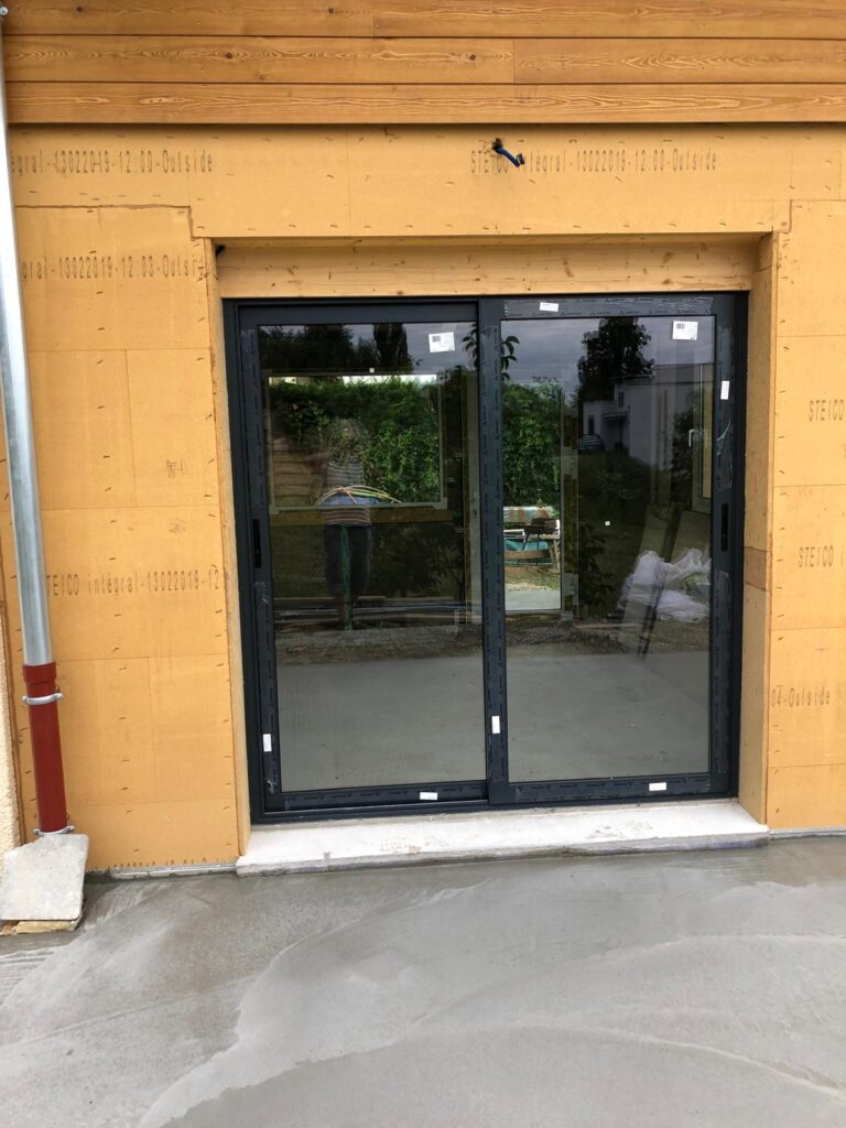 Menuiserie extérieure à Andilly : baie coulissante en aluminium posée sur une façade